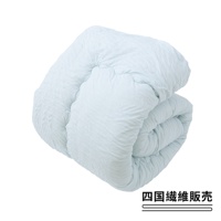 淺藍色舒芙蕾四季被，材質輕柔，表面帶有細緻紋理，被子蓬鬆飽滿，呈現摺疊狀態，適合全年使用。