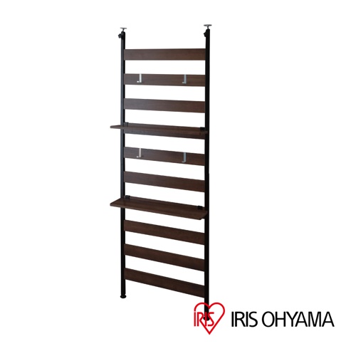 頂天立地收納掛架，深棕色木紋層板與黑色金屬支架，設有兩層層板和四個掛鉤，可調整高度。