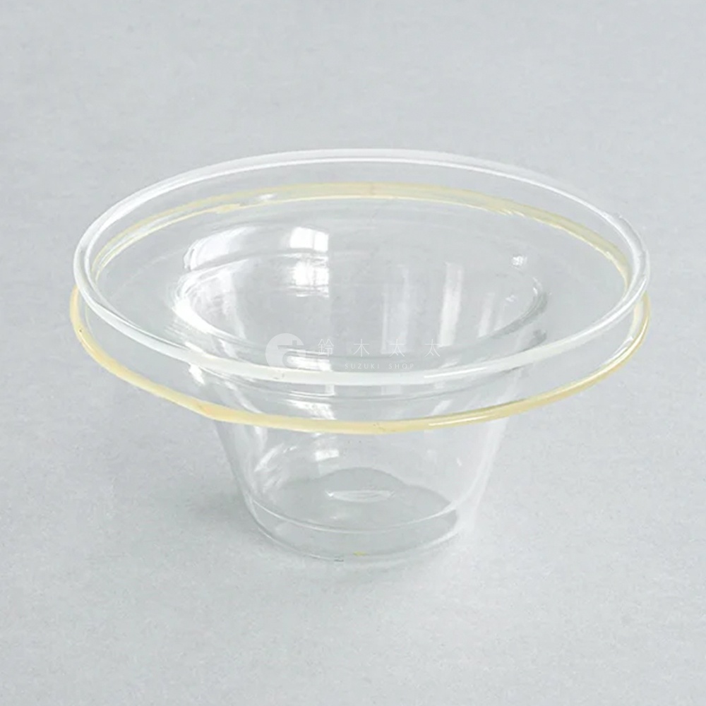 一個透明玻璃製成的深型點心碗，碗口邊緣有一圈淺黃色裝飾。
