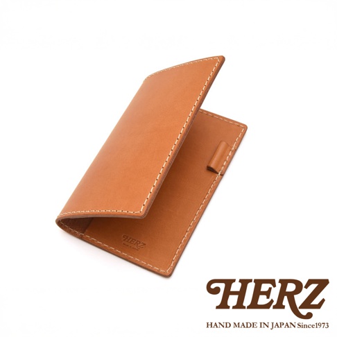 職人手作皮革輕便記事本書套，淺棕色牛革，簡約設計，縫線精緻，附有筆插。