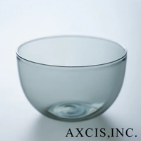 一個光滑的淺灰色玻璃碗，底部有圓形紋路，碗口邊緣有細微的銀色勾勒，整體呈圓潤的半球形。