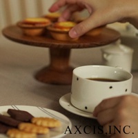 美濃燒手繪馬克杯，白色杯身點綴黑色圓點，搭配同色系杯盤，呈現日式簡約風格。