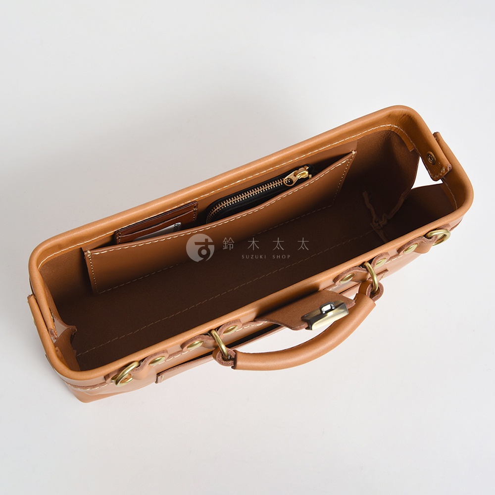 日本HERZ 職人手作皮革橫長形杜勒斯單肩包，焦糖色皮革，內部有拉鍊小袋和卡槽，展示包的內部細節。