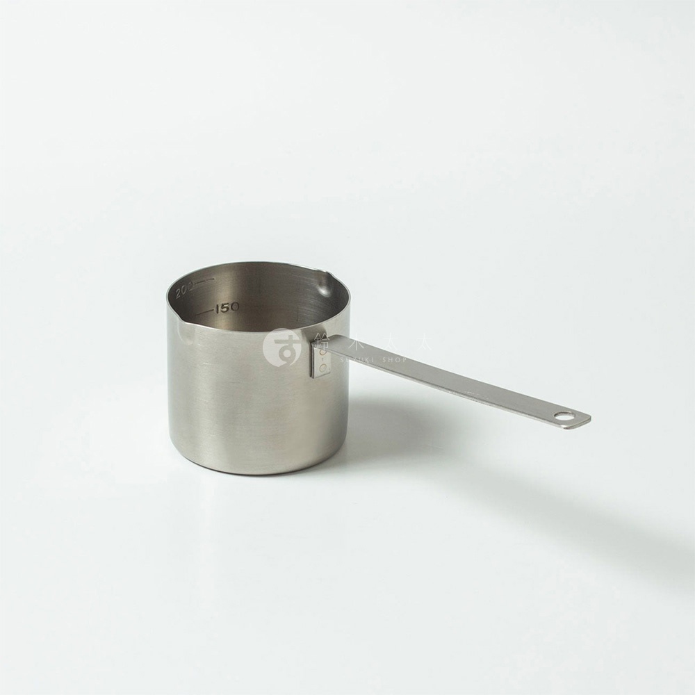 不鏽鋼雙口長柄計量杯，銀色，圓柱形杯身，帶有長柄，杯身刻有 150 和 200 毫升的刻度線。