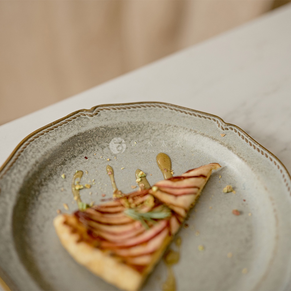 模式B： 一個切片的梨子塔，淋有楓糖漿，擺在一個淺灰色的美濃燒盤子上。