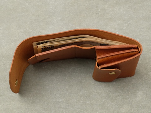 職人手作皮革Organ迷你短夾，棕褐色，柔軟皮革，內有日圓鈔票，翻蓋式設計，金屬按扣。