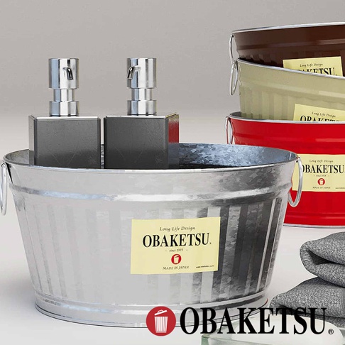 OBAKETSU 手工製金屬水桶，裝有兩個銀色皂液器，旁邊疊放著毛巾。