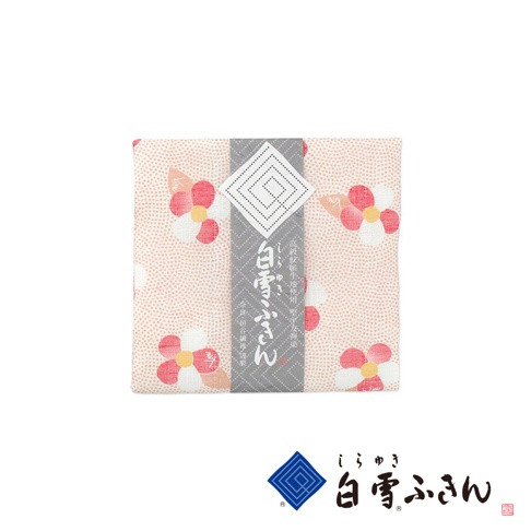 友禪染多用途白雪拭巾，粉色底布印有白色與粉紅色的花朵圖案，中間有灰色標籤，標籤上印有日文文字和幾何圖案。