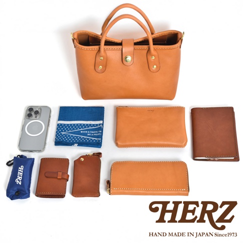 職人手作皮革迷你托特包，搭配手機、藍色印花手帕、咖啡色皮革零錢包、卡夾、長夾，以及一個深藍色收納袋。