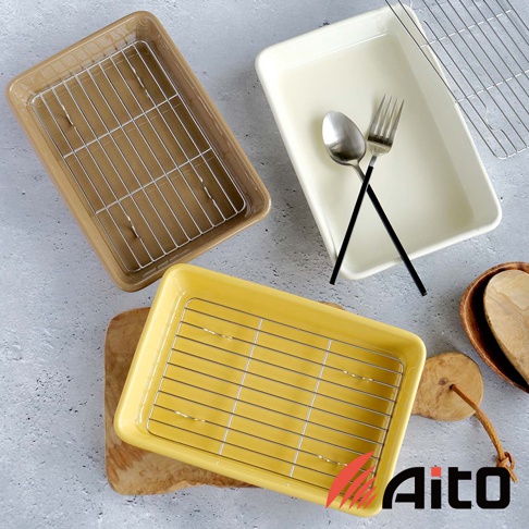 三色美濃燒釉彩萬用長方烤盤，包含棕色、奶油白及芥末黃，皆附有銀色金屬網架，其中奶油白烤盤內有不鏽鋼湯匙與叉子。