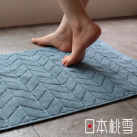 藍色飯店風浴墊，表面有菱形格紋，材質觸感柔軟，腳踩在上面。