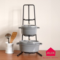 灰色的三層工業風鍋具收納展示架，架身為黑色金屬材質，層架上擺放著兩個灰色的琺瑯鍋，鍋蓋上有銀色提把，架子旁有白色陶瓷收納筒，內有銀色湯勺和木質鍋鏟。