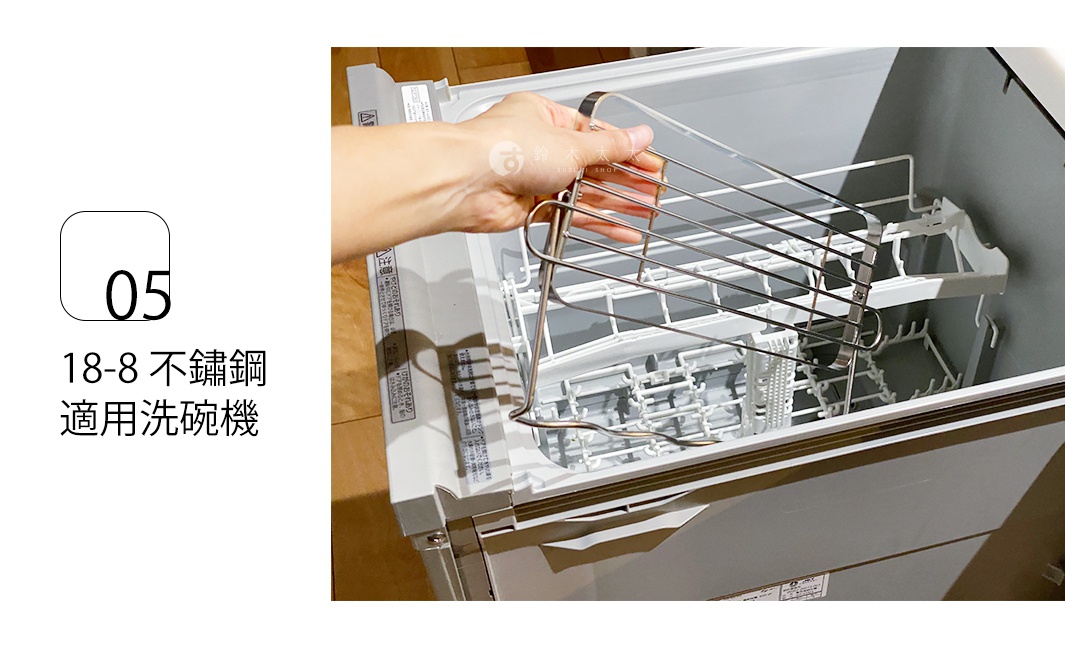 一只手正在將一個不鏽鋼製的杯壺瀝水架放入洗碗機的內部，該瀝水架由多根金屬條組成，用於放置杯子和壺。
