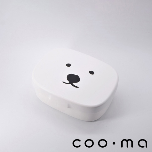 白色易開蓋便當盒，盒蓋上有黑色的簡約熊臉圖案，由塑膠製成，容量為 400ml。