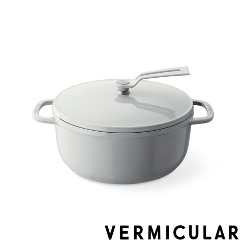 VERMICULAR 灰白色琺瑯鑄鐵鍋，附有同色系把手和鍋蓋。
