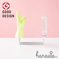 銀色不鏽鋼三桿抹布架，左側架著一隻淺黃色橡膠手套，右側架著一個透明寶特瓶。