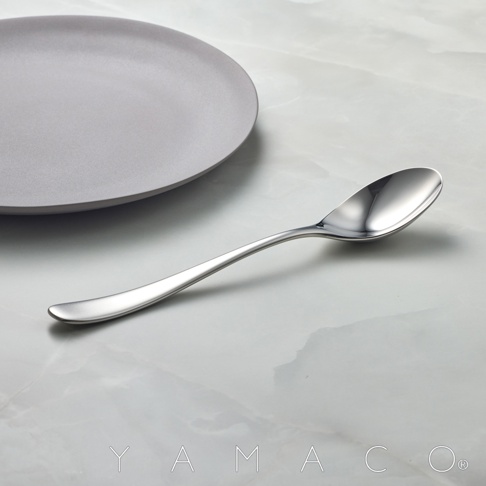 YAMACO 霧面不鏽鋼晚餐匙，搭配灰色盤子，置於大理石紋檯面上
