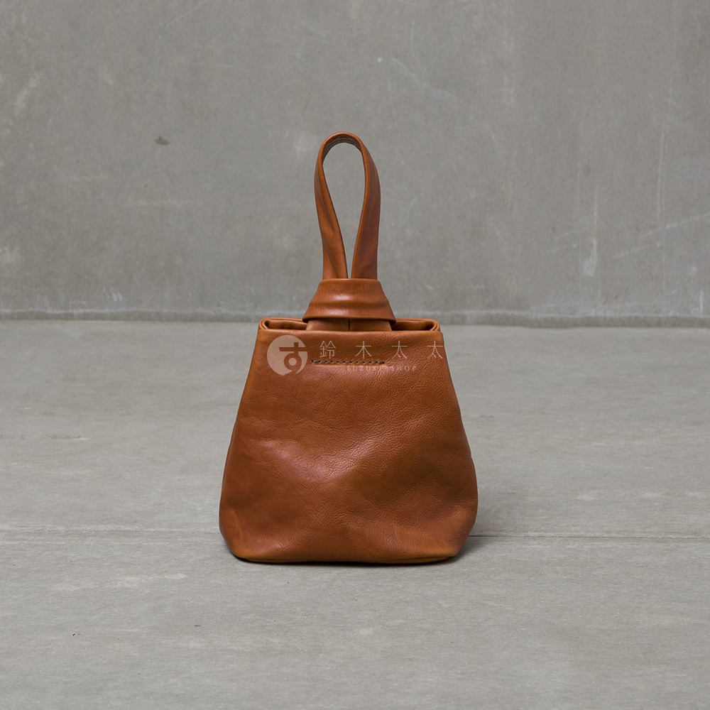 職人手作皮革Organ單柄手提包，暖棕色，柔軟皮革製成，獨特單柄設計，包身圓潤，具備簡約質感。