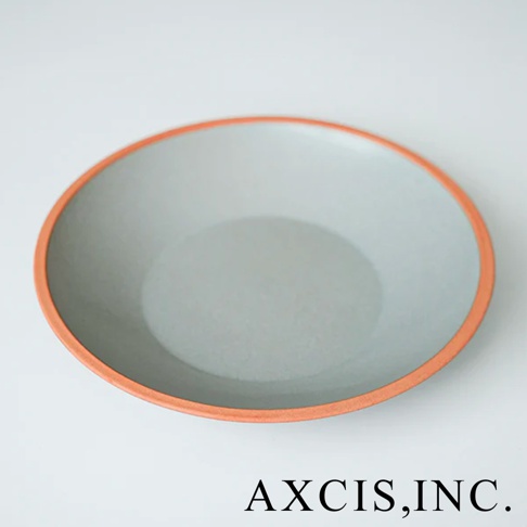 一個灰色陶瓷義大利麵盤，邊緣有一圈橘紅色素燒陶土。