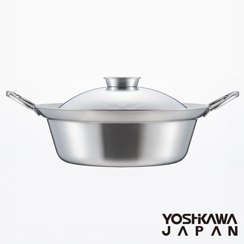 不鏽鋼材質的相撲鍋，鍋身為銀色，帶有兩個金屬提把。鍋蓋為圓頂狀，中央有壓印的圖案，鍋蓋把手為圓柱形。