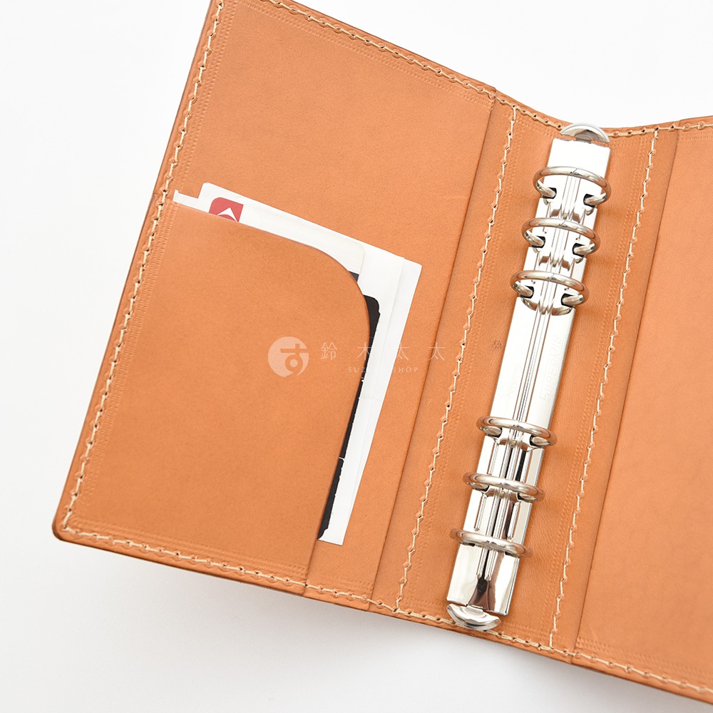 職人手作皮革手帳/記事本書套，淺棕色皮革，內有卡槽可放證件，搭配銀色六環金屬夾。