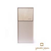DOORS mini 純手工木製前開式迷你垃圾桶，上方為原木色木蓋，下方為淺灰色桶身，整體設計簡約。