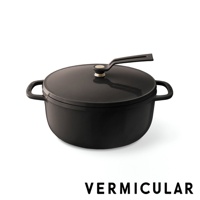 黑色琺瑯鑄鐵鍋 OP2，22公分，帶有同色系鍋蓋及金色鍋蓋頭，鍋身兩側設有提把。