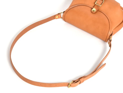 職人手作皮革休閒旅行馬鞍包 (CK-20)，由天然棕褐色皮革製成，搭配金色金屬扣環和可調式肩帶，設計簡潔實用。