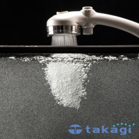 珍珠白色的微米氣泡美容蓮蓬頭，從蓮蓬頭噴出的細緻水流，在水中產生大量白色細緻氣泡。