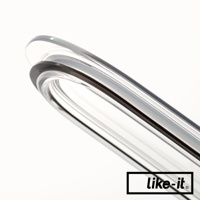 透明塑膠保鮮盒的特寫，展示了盒蓋的邊緣與黑色密封圈，材質清透，邊緣圓潤。