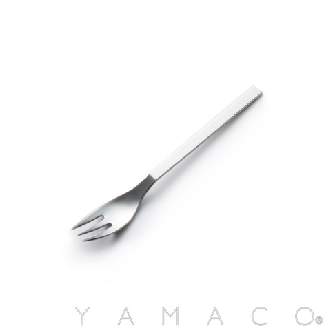 一隻銀色的不鏽鋼蛋糕叉，有三個叉齒，叉柄呈方形，背景為純白色，右下角有品牌標誌。