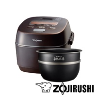 深棕色 Zojirushi 象印壓力IH電子鍋，配有黑色塗層的豪熱羽釜內鍋，內鍋上有日文漢字「豪熱羽釜」字樣，上方為銀色飾環。