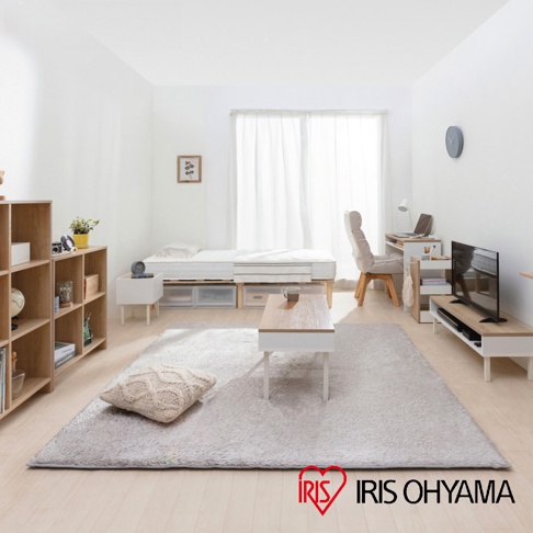 木質茶几 WCT-800，淺木色桌面搭配白色桌腳，置於淺灰色長毛地毯上。