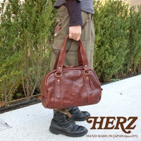 職人手作皮革迷你波士頓包，採用水洗加工處理，呈現自然的復古色澤，搭配金屬五金配件，質感十足。