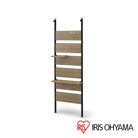 頂天立地木質收納架，採用淺木紋面板搭配黑色金屬支架，設有兩層層板及四個掛鉤，可調整高度以適應不同空間。