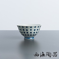 波佐見燒藍丸紋飯碗，白色碗身佈滿規律的深藍色圓點，底部有一圈藍色紋飾，材質為陶瓷。