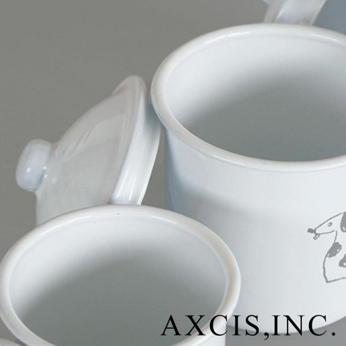 白色琺瑯儲物罐，其中一個罐子繪有灰色的狗圖案，另有兩個罐子，其中一個帶有蓋子。