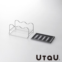 銀色不鏽鋼材質的多功能萬用瀝水支架，搭配黑色四格瀝水盤，整體為簡約設計，放置在白色背景上。