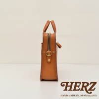 職人手作皮革兩用商務公事包，側邊視角，展示淺棕色皮革材質、拉鍊開合、金屬五金配件及提把。