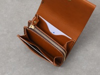 職人手作皮革Organ雙折迷你短夾，溫暖棕色，全頭層牛皮材質，設有拉鍊零錢袋、多個卡槽及鈔票夾層，簡約實用設計。
