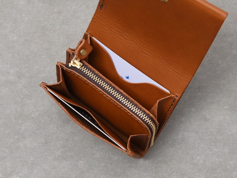 職人手作皮革Organ雙折迷你短夾，溫暖棕色，全頭層牛皮材質，設有拉鍊零錢袋、多個卡槽及鈔票夾層，簡約實用設計。