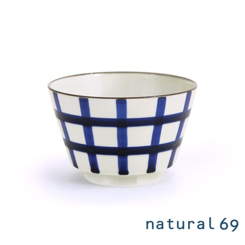 白色陶瓷丼碗，碗身外側繪有藍色與深藍色交錯的格紋圖案，碗口邊緣有細緻的咖啡色線條。