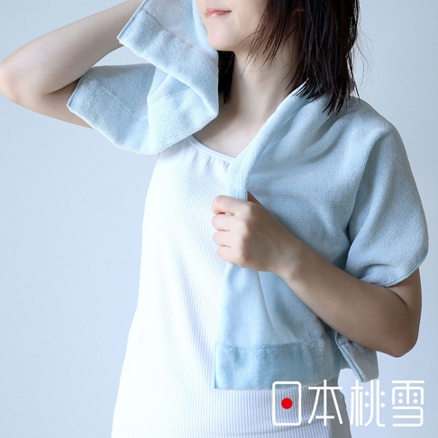 一位女性使用淺藍色毛巾擦拭頭髮和頸部，毛巾質地厚實，有明顯的織紋，底部有淺藍色滾邊。