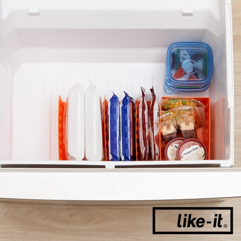 白色網格收納盒內裝有冷凍食品，包括數個長條狀冰棒、包裝好的小點心、蔬菜包及兩杯冰淇淋。旁有藍色透明密封盒。