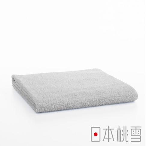 一條銀灰色飯店大毛巾，材質柔軟，表面有絨毛質感，毛巾對折後平放在白色背景上。