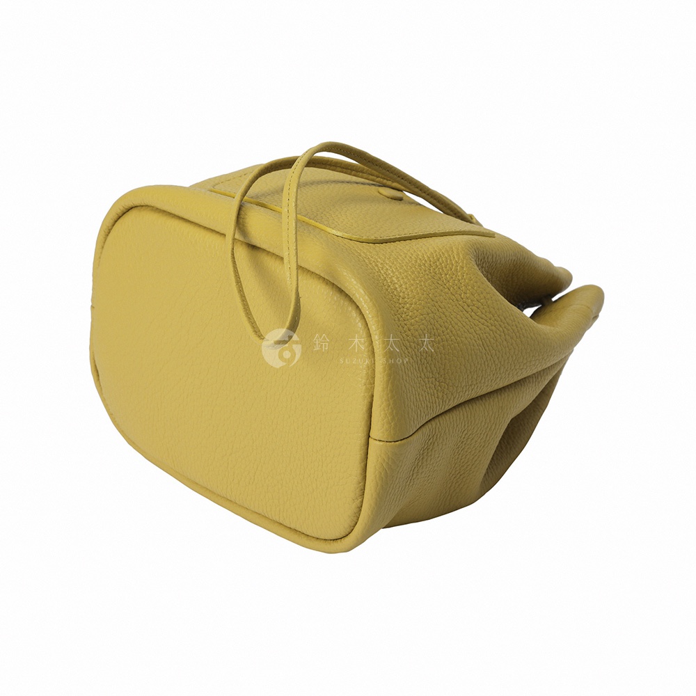 亮黃色義大利皮革束口水桶包，底部視角，有品牌商標。