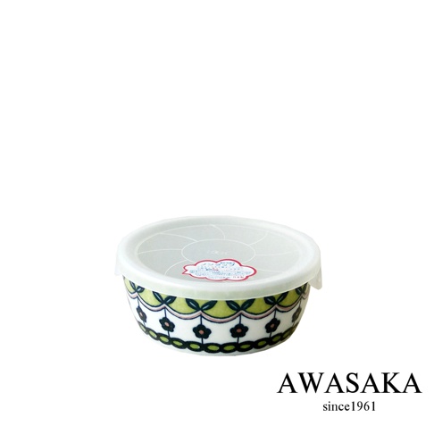 一個附有白色透明蓋子的圓形陶瓷保鮮碗，碗身外圍裝飾著綠色、黑色和花朵圖案。