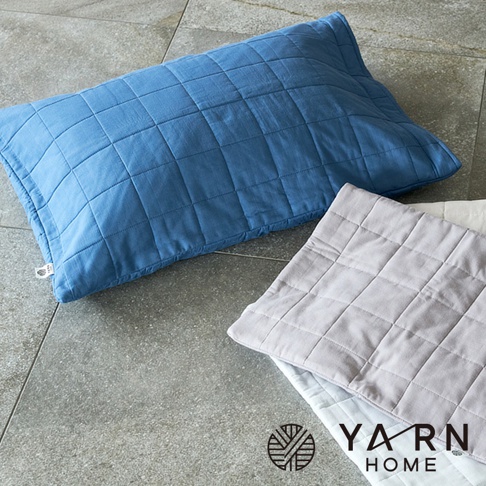 藍色與灰色格紋鋪棉枕套，材質為脫脂棉混紡，觸感柔軟，適合居家使用。