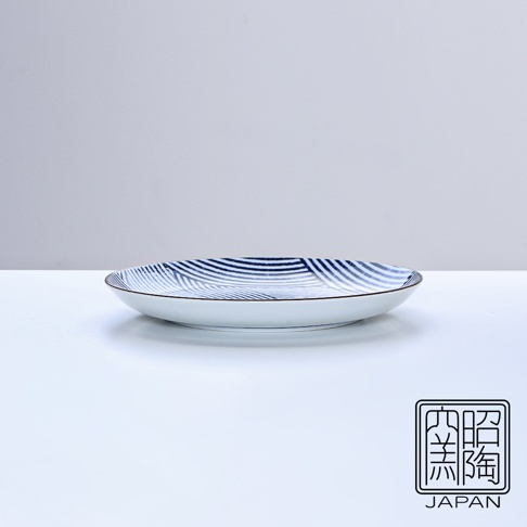 藍染縞格子7吋圓盤，盤面繪有藍色線條交織的縞格子圖案，盤緣飾有細緻的棕色線條，盤身為白色陶瓷。