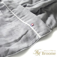 今治五層紗四季被，淺灰色，材質為紗織，帶有白色滾邊，角落處有藍、紅、白三色標誌。